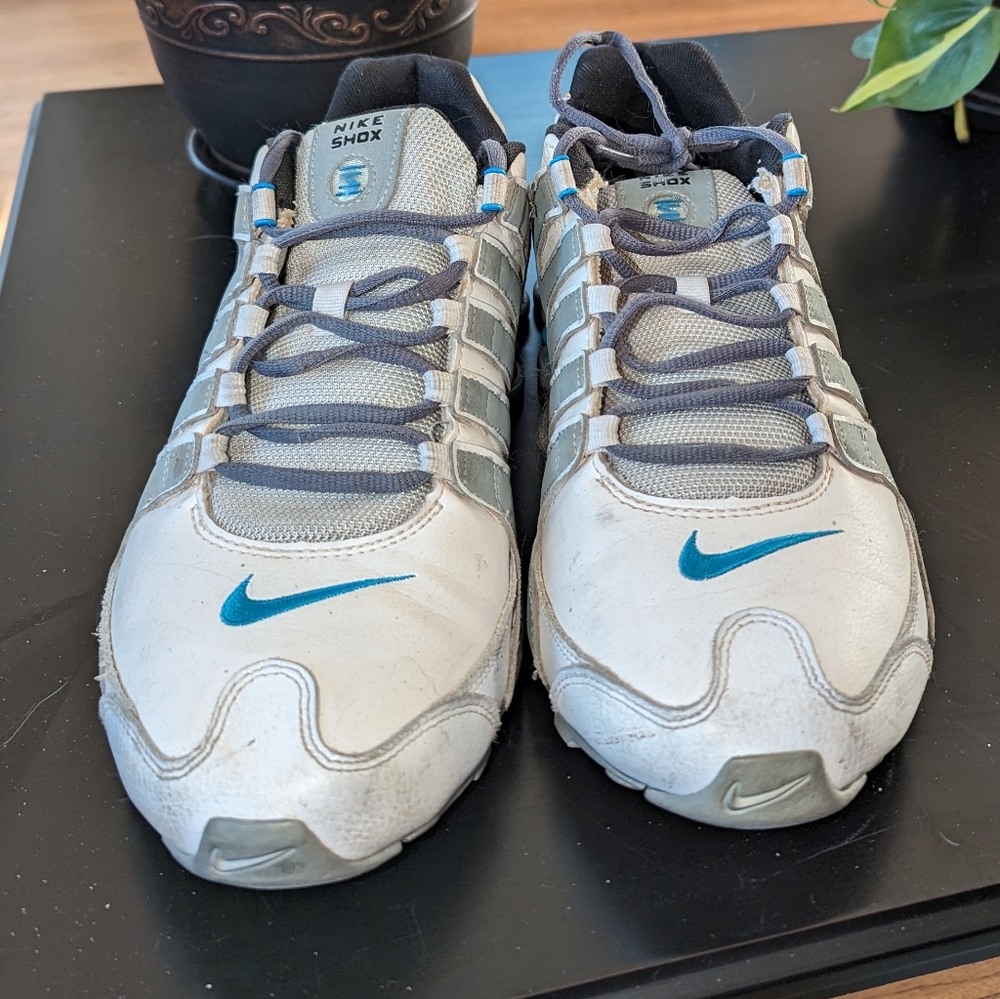 NIKE SHOX SIZE 11 WHITE AND TEAL
